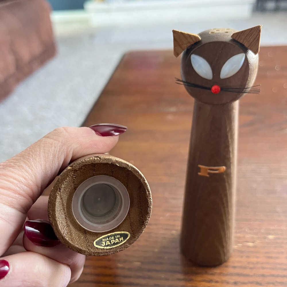 Cat Shaped Salt and Pepper Shakers - Picture 2 of 4